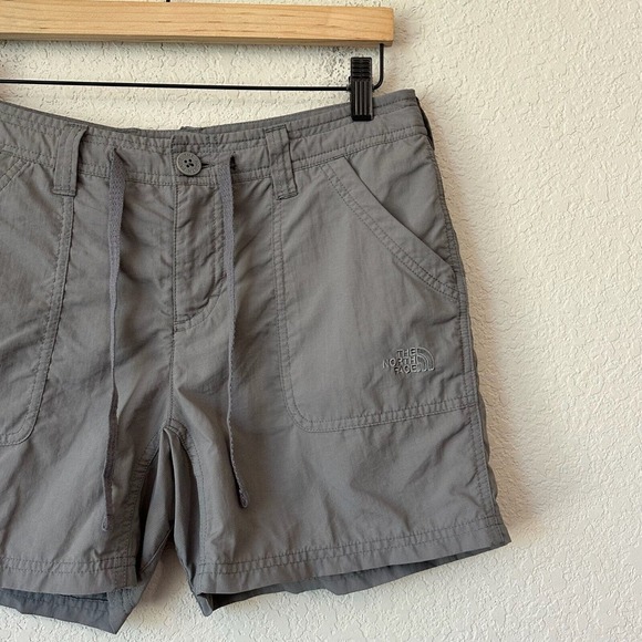 THE NORTH FACE Outdoor Utility Shorts w Drawstring / Stow Pocket in Gray - Picture 2 of 10